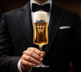 Кёльш переоделся в элегантный бокал