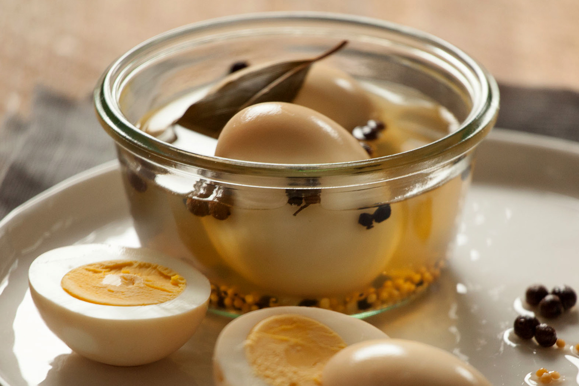 Яйцо в банке рецепт. Консервированные яйца. Маринованные яйца. Маринованное яйцо. Маринованные перепелиные яйца.